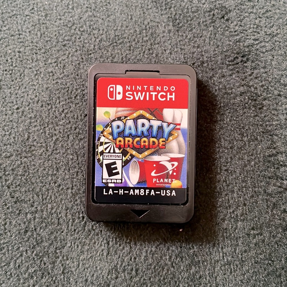 Brand new party arcade comes with case. Never properly used, just opened box.
